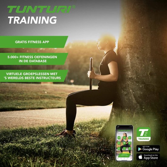 Vrouw leunt tegen boom met Tunturi trainingsapp op telefoon. "TUNTURI TRAINING GRATIS FITNESS APP".