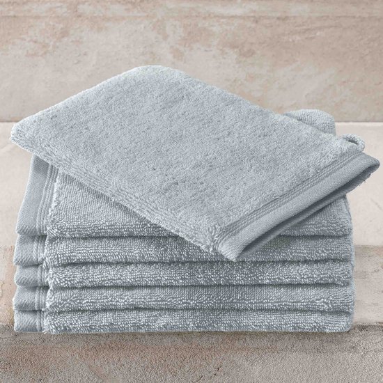 Een stapel lichtblauwe washandjes met een zachte textuur.