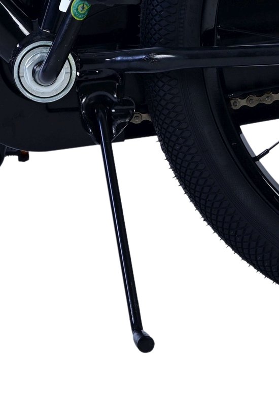 Zwarte standaard aan de zijkant van een kinderfiets, bij het achterwiel.