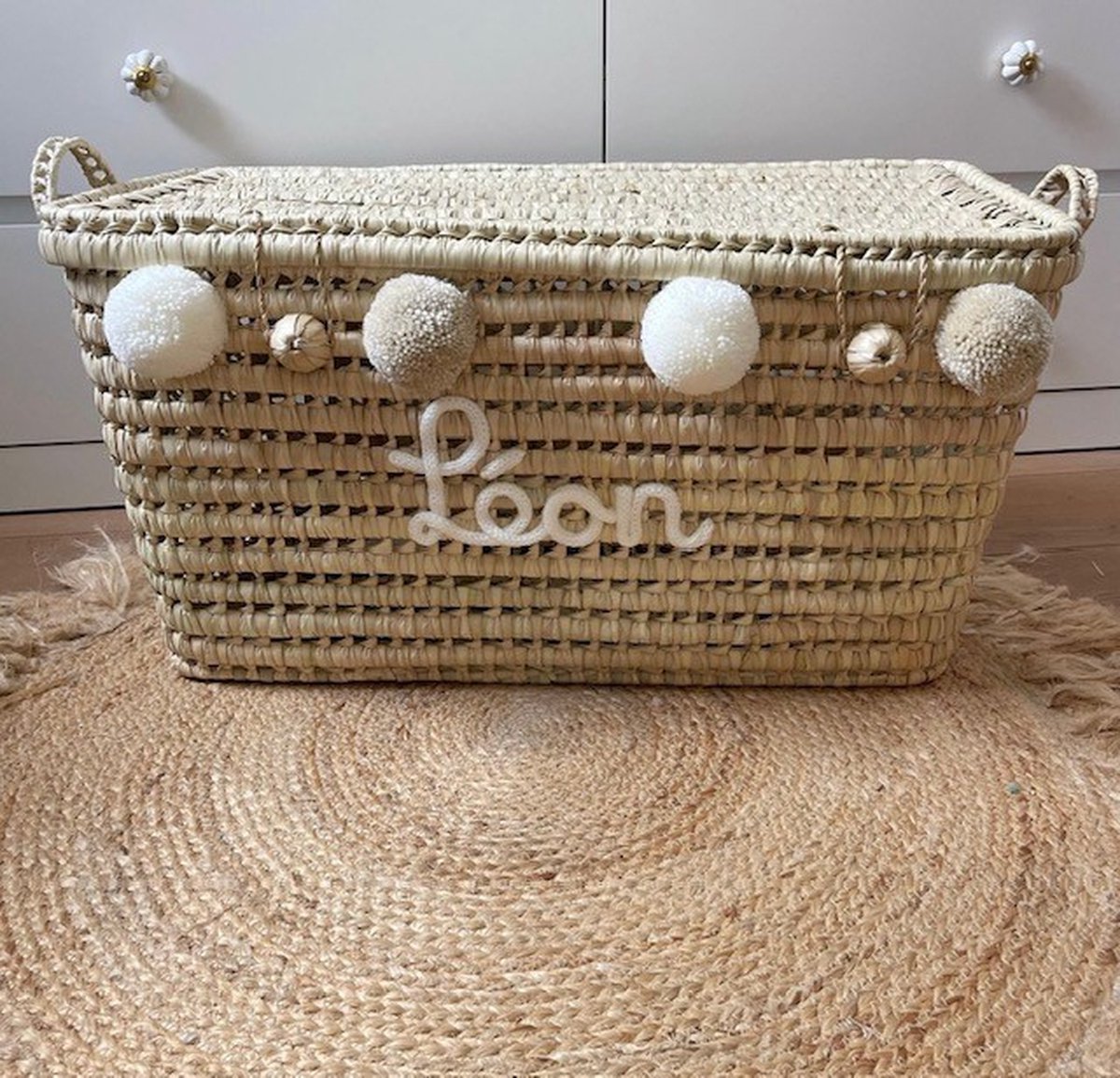 Opbergmand – Speelgoedmand – 60cm - Speelgoedkoffer – Koffer - Rieten mand - Speelgoed - Opbergen - Mand met naam - Pompon - Wol – Geschenk – Sint – Kerst – Verkleedkoffer - Kinderkamer - Gepersonaliseerd - Handgemaakt - Decoratie - Geboorte - Cadeau