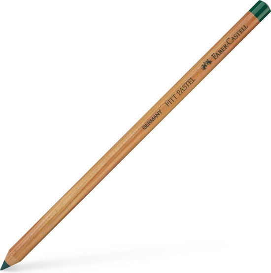 Houten potlood met groene punt, schuin gehouden, met tekst 'GERMANY PITT PASTEL FABER-CASTELL'.
