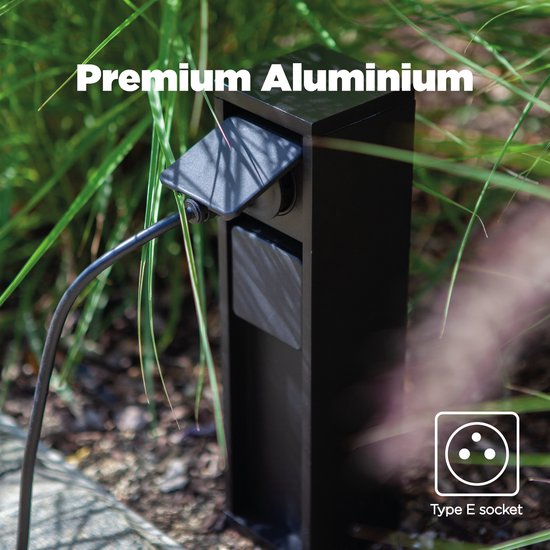 Zwarte buitenpaal met type E stopcontact, gemaakt van premium aluminium. Met deksel open en stekker ingestoken.