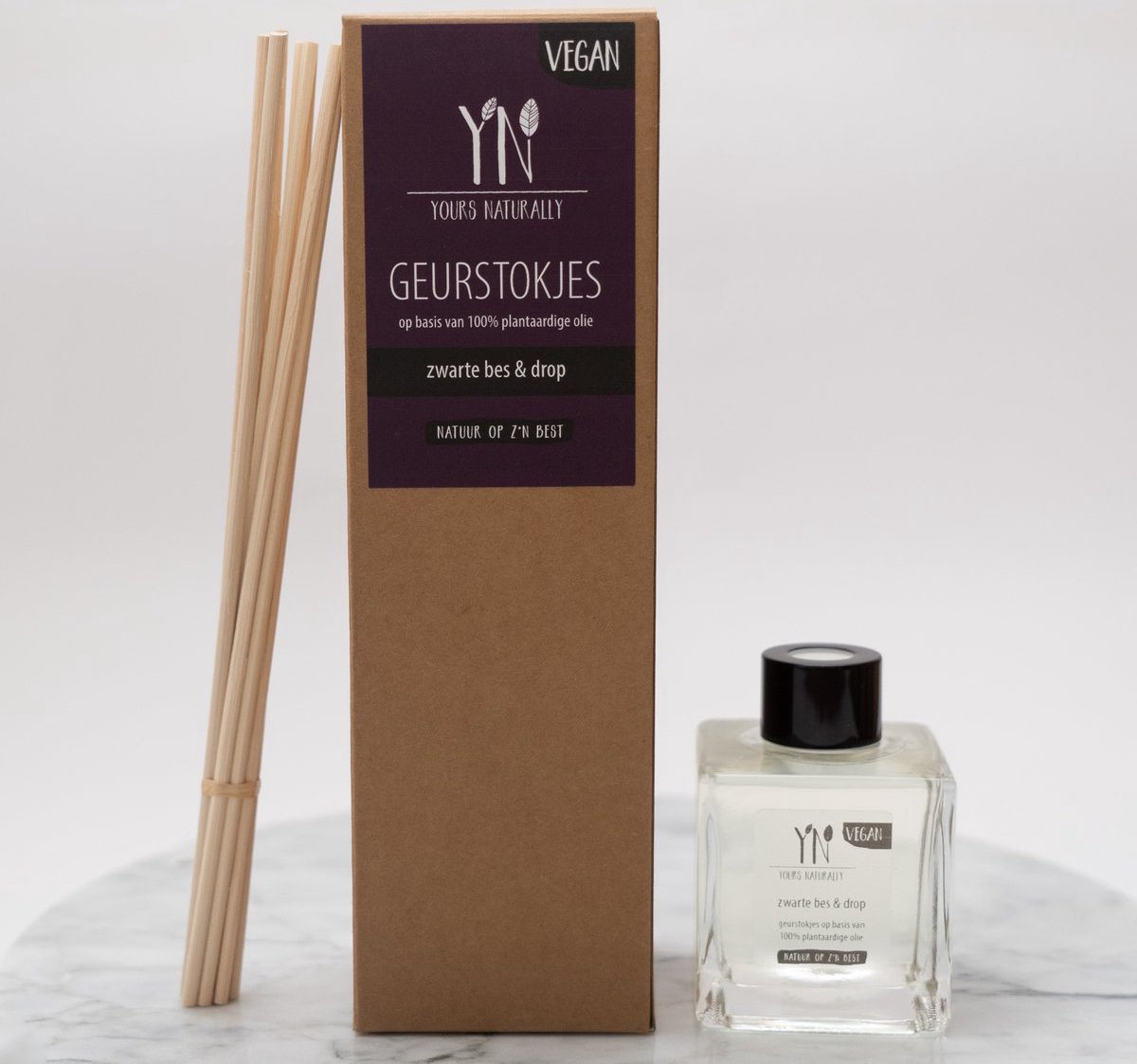 Yours Naturally geurstokjes - Zwarte bes en drop - Vegan - 100% plantaardig - 100 ml - geurstokjes rituals - Trendy