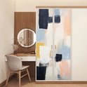 Abstracte deurposter met donkerblauw, lichtblauw, wit, okergeel en perzikkleurige vlakken op een kledingkast.