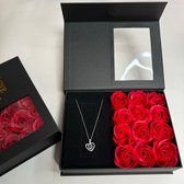 Rozen met een ketting in doosje | Zilverkleurige Hart ketting | Cadeau voor haar | Valentijn cadeautje vrouw | Moederdag cadeau | Decoratie | Trouw &amp; Liefde | Cadeautip