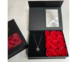 Rozen met een ketting in doosje | Zilverkleurige Hart ketting | Cadeau voor haar | Valentijn cadeautje vrouw | Moederdag cadeau | Decoratie | Trouw & Liefde | Cadeautip