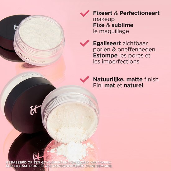 Twee potjes IT Cosmetics Bye Bye Pores poeder met zwarte deksels, op een roze achtergrond. Eén potje is open en toont het poeder.