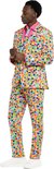 Man in een veelkleurig pak met confettiprint en roze shirt, zij-aanzicht.
