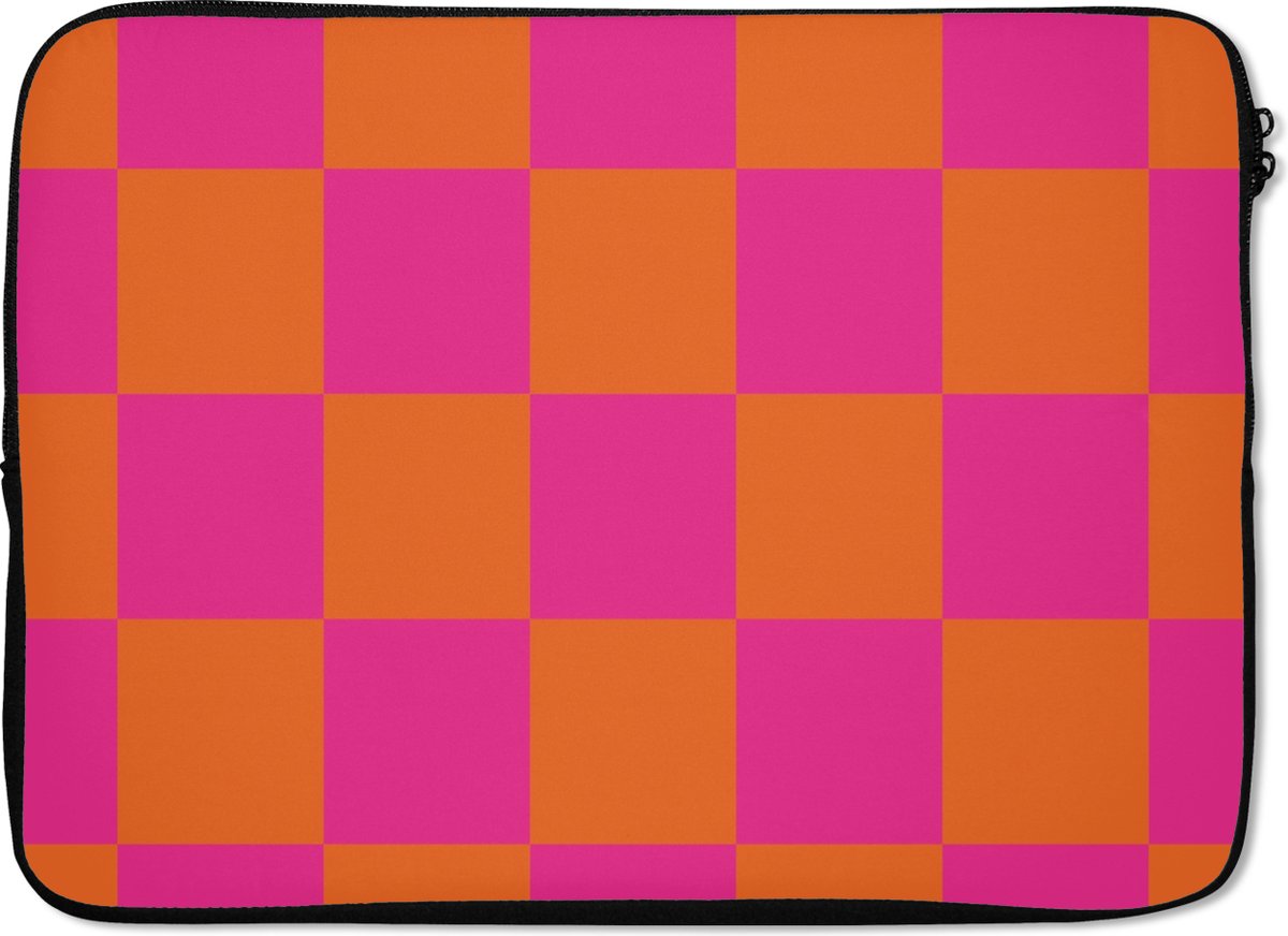 Laptophoes 13 inch - Schaakbord print - Oranje - Roze - Blokjes - Laptop sleeve - Binnenmaat 32x22,5 cm - Zwarte achterkant