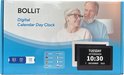 Verpakking van de Bollit digitale kalender dagklok met een ouder koppel, talen Engels, Nederlands, Duits, Frans, Spaans, Italiaans, Welsh en Pools.