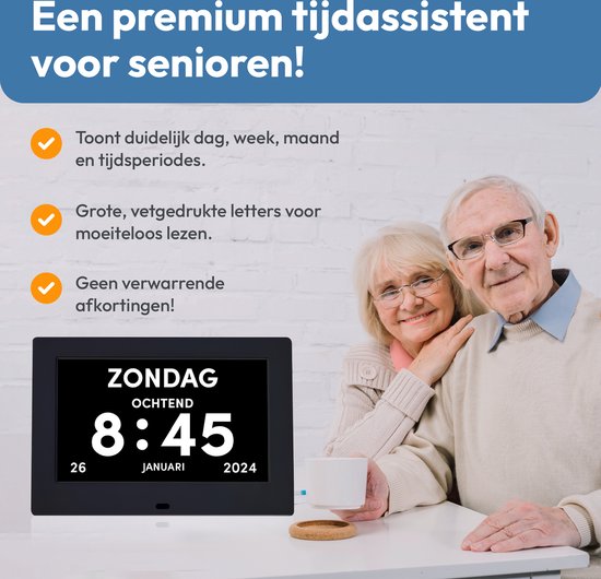 Een ouder echtpaar met een Bollit digitale kalender dagklok die 'ZONDAG OCHTEND 8:45 26 JANUARI 2024' toont.