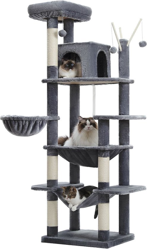Grijze kattenkrabpaal met meerdere verdiepingen, mand en hangmat. Drie katten zitten in de krabpaal.