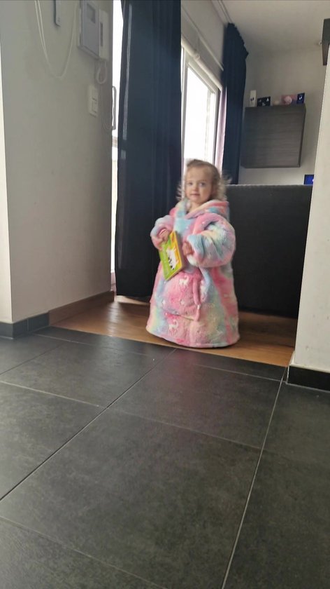 Hoodie deken kind - Fleece kinder poncho - plaid met mouwen en capuchon voor kinderen - oversized hoodie kind - fleece deken met mouwen – hoodie plaid kind – hoodie blanket - zacht & warm – maat 116 t/m 134 - unicorn glow in the dark
