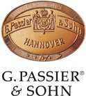 Goudkleurig ovaal embleem met de tekst G.Passier & Sohn Hannover en een kroon met twee figuren.