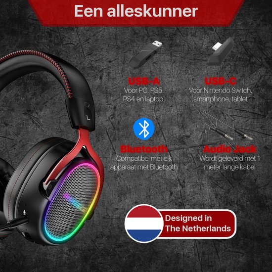 Zwarte en rode gaming headset met RGB-verlichting. Connectiviteit: USB-A, USB-C, Bluetooth, Audiokabel.