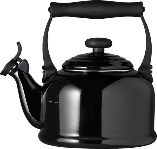 Zwarte Le Creuset fluitketel met zwarte handgreep en deksel. Waterniveau indicator zichtbaar.