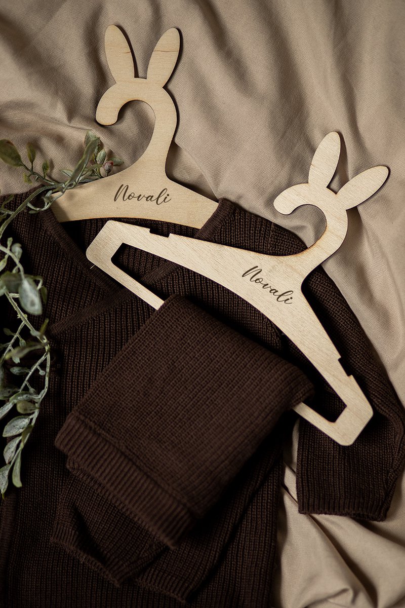 BolleToet - kinderkledinghanger haas - met naam te personaliseren - kledingkast - kleerhanger