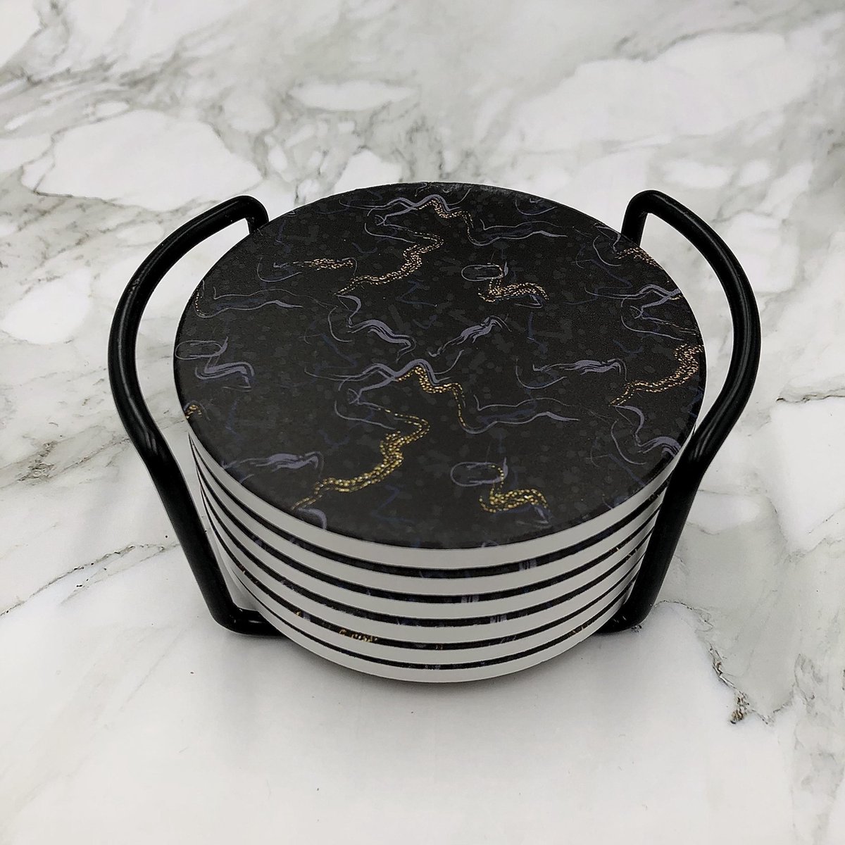 Maison Extravagante - Luxe onderzetters 'Oriental Dragon' voor glazen en mokken - Set van 6 - Inclusief zwarte metalen houder - Keramische onderzetters - Anti-slip - Rond — cadeau in Wonen & Interieur - foto 4