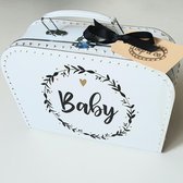 Kinderkoffertje van Bep&co: Koffertje baby in krans -aankondiging -zwangerschap -bekendmaking -opa en oma -cadeau