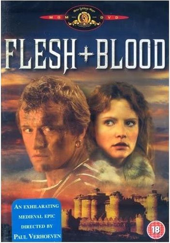 DVD-hoes met de titel "FLESH + BLOOD". Mannen- en vrouwenportretten tegen een achtergrond van een kasteel en zonsondergang. "AN EXHILARATING MEDIEVAL EPIC DIRECTED BY PAUL VERHOEVEN".