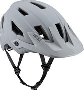 Lichtgrijze BBB mountainbike helm met ventilatieopeningen en vizier.
