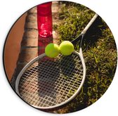 Dibond Wandcirkel - Tennisracket met Ballen en Waterfles - 20x20cm Foto op Aluminium Wandcirkel (met ophangsysteem)