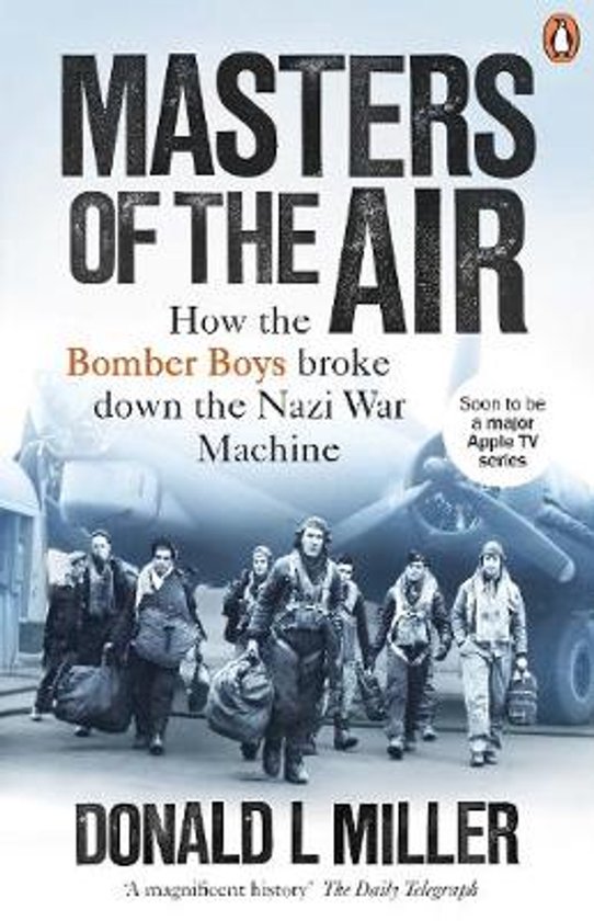 Boekomslag Masters of the Air: piloten in vliegkleding lopen voor een bommenwerper, met tekst over de Apple TV-serie.