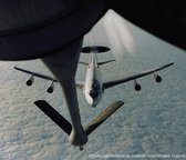 Prachtige heldere afbeelding op dibond van een AWACS vliegtuig van de NAVO die wordt bijgetankt in de lucht.