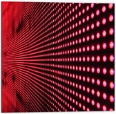 Dibond - Zwarte Wand met Rode Lichtjes - 50x50cm Foto op Aluminium (Wanddecoratie van metaal)