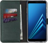 Selencia Hoesje Geschikt voor Samsung Galaxy A8 (2018) Hoesje Met Pasjeshouder - Selencia Echt Lederen Bookcase - Groen