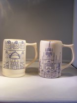 Bierpul, aardewerk bierpullen in Delfts blauw met afbeelding Goudse stadhuis