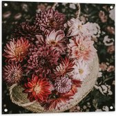Tuinposter – Mandje met Roze/Rode bloemen  - 80x80cm Foto op Tuinposter  (wanddecoratie voor buiten en binnen)