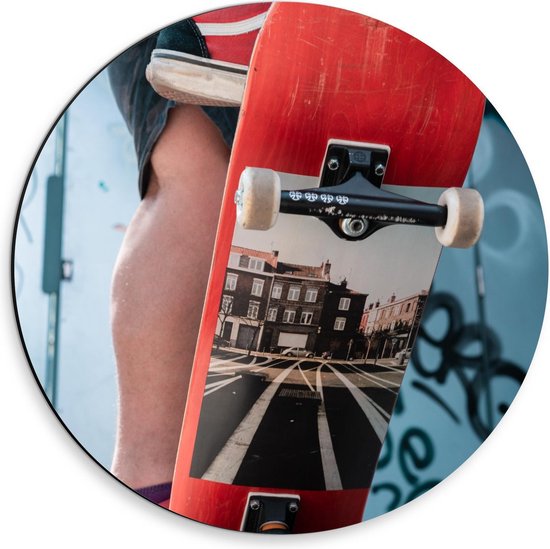 Dibond Wandcirkel - Skater met Rood Skateboard - 30x30cm Foto op Aluminium Wandcirkel (met ophangsysteem)