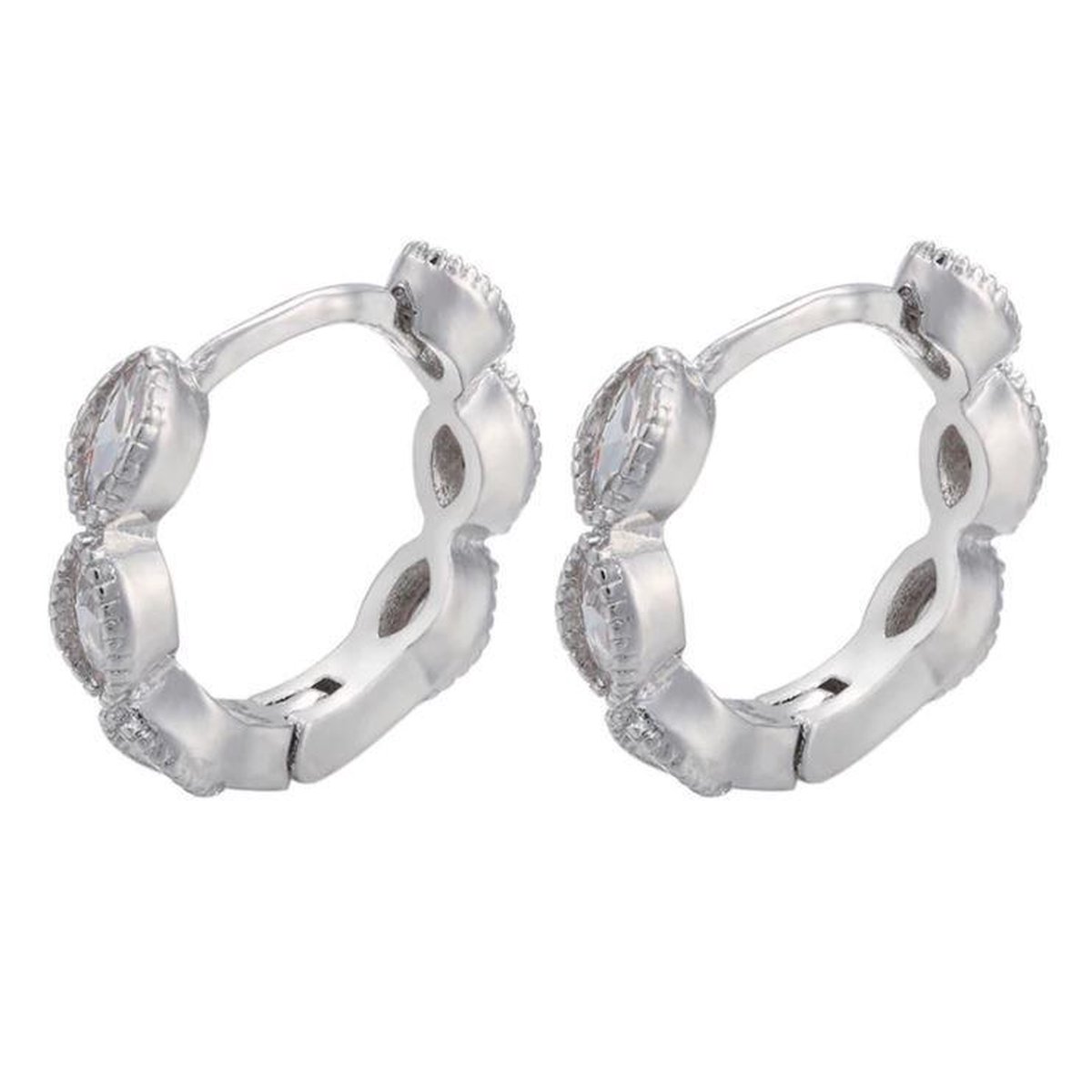 Jobo By Jet - Zilverkleurige oorbellen met diamantjes klein en groot