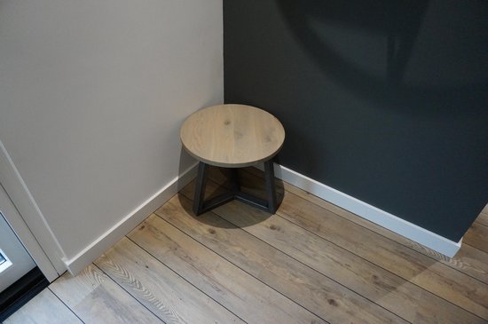M2-Meubels ronde eikenhouten salontafel of sidetabel met blad van 50cm kleur grijs en industrieel onderstel