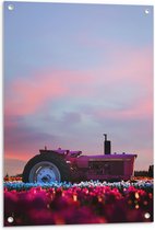 Tuinposter – Roze Trekker tussen Tulpen - 60x90cm Foto op Tuinposter  (wanddecoratie voor buiten en binnen)