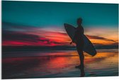 Acrylglas - Surfer op Strand Zonsondergang - 120x80cm Foto op Acrylglas (Wanddecoratie op Acrylglas)