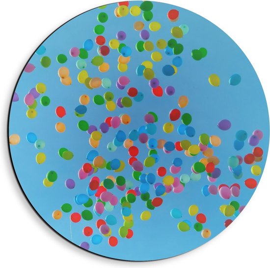 Dibond Wandcirkel - Gekleurde Ballonnen in de Blauwe Lucht - 40x40cm Foto op Aluminium Wandcirkel (met ophangsysteem)