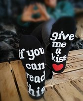 Verjaardag cadeautje voor hem - Tekst Sokken - Sokken met spreuk - valentijnsdag cadeau - Leuke sokken - Vrolijke sokken - Sokken met tekst - Aparte Sokken - Socks waar je Happy van wordt - IF YOU CAN READ THIS...give me a kiss Maat 42-47