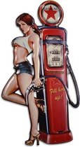 Wanddecoratie - Wandbord Vrouw bij tankstation - Metalen decoratie gasoline - 43 cm breed