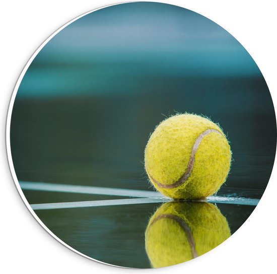Forex Wandcirkel - Tennisbal met Weerspiegeling op Veld - 20x20cm Foto op Wandcirkel (met ophangsysteem)