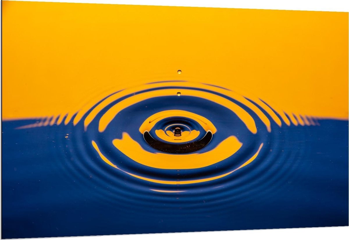 Dibond - Druppel in Blauw-Geel Gekleurd water - 150x100cm Foto op Aluminium (Met Ophangsysteem) op Prijzenvolger.com