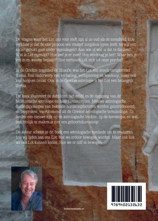 Achterkant boek met tekst en een foto van een man.