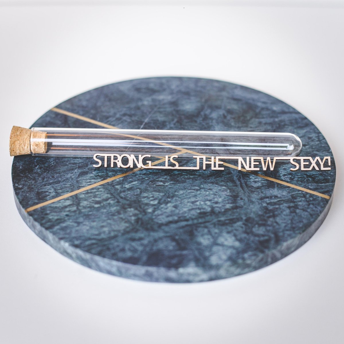 Message in a bottle - Strong is the new sexy - Wenskaart - Zomaar - Originele wenskaart - Minimalistisch kaartje