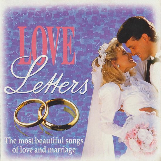 Bruidspaar omhelst elkaar met twee trouwringen op de voorgrond. "LOVE Letters" en "The most beautiful songs of love and marriage".