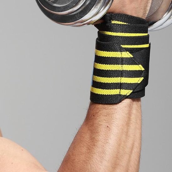 Zwarte polsband met gele strepen, om de pols van een man die een halter vasthoudt.