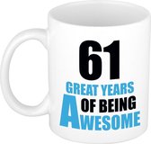 61 great years of being awesome cadeau mok / beker wit en blauw