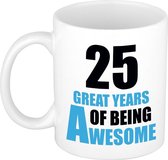 25 great years of being awesome cadeau mok / beker wit en blauw