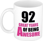 92 great years of being awesome cadeau mok / beker wit en roze