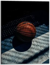 Dibond - Basketbal met Schaduwen  - 30x40cm Foto op Aluminium (Wanddecoratie van metaal)